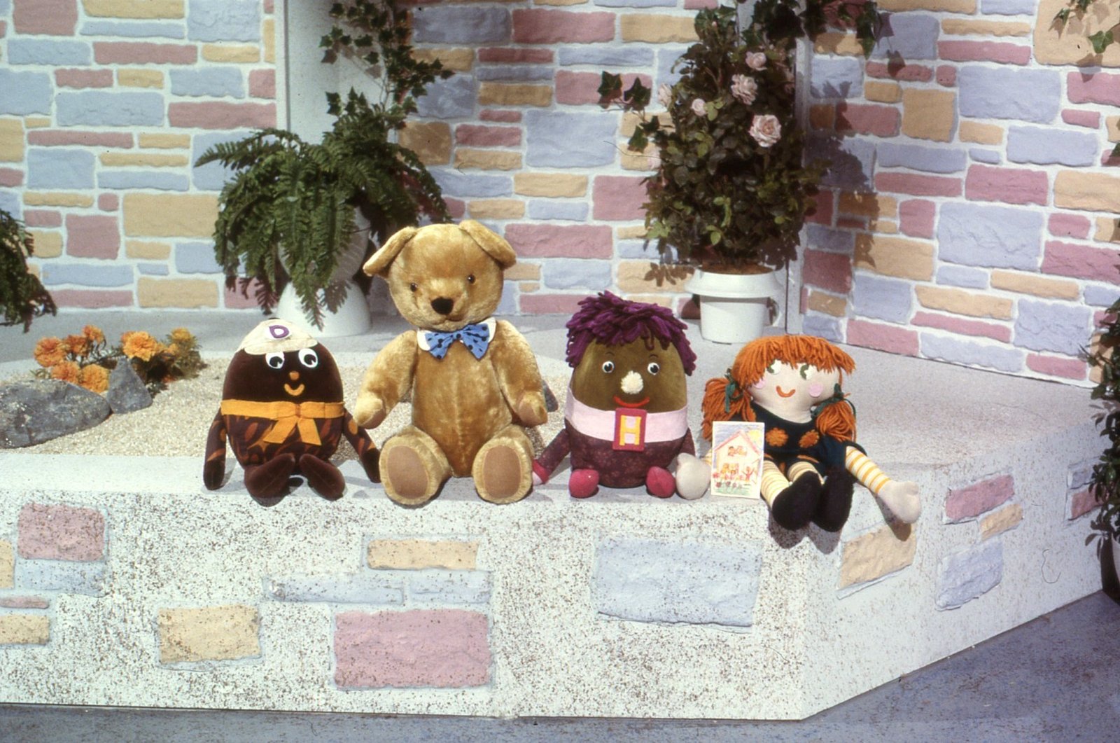 Create a Nostalgic Memory Wall Together (image credits: wikimedia)