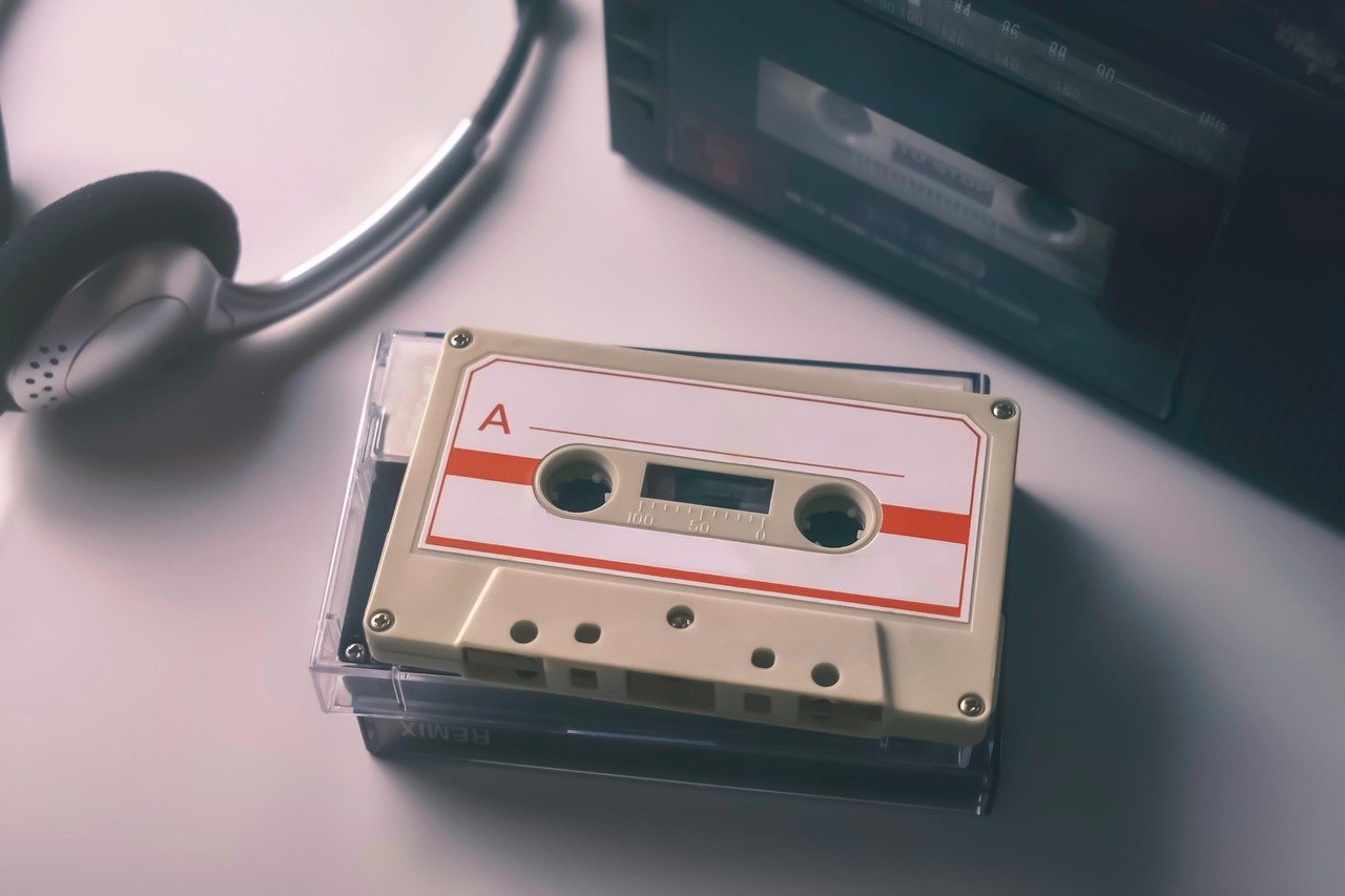 Embrace the Spirit of the ’80s with Every Detail (image credits: pixabay)