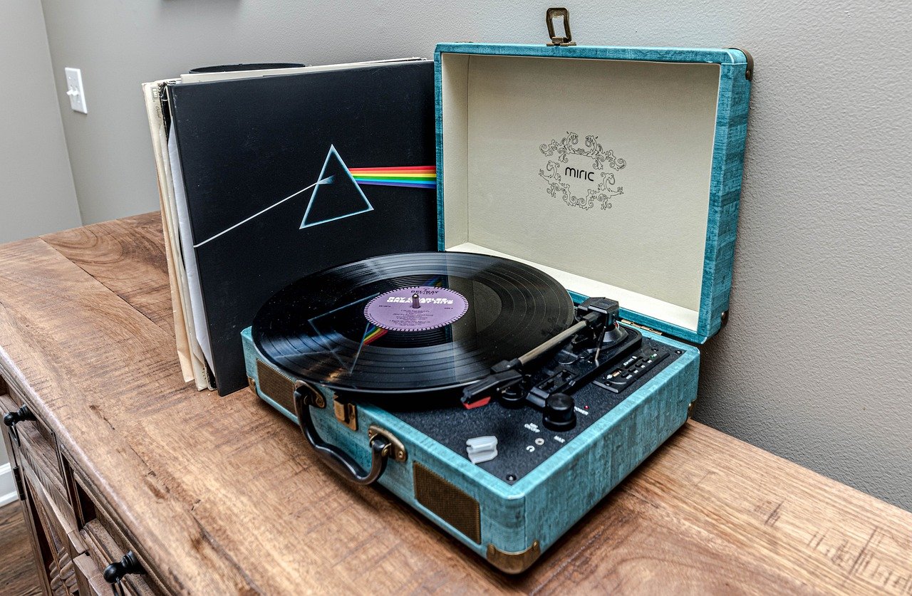 The Crackle of a Vinyl Record Adds Warmth to Memories (image credits: pixabay)