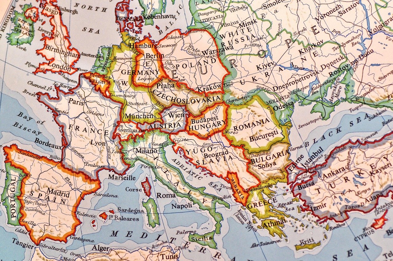 The Thrill of Unfolding a Paper Map (image credits: pixabay)