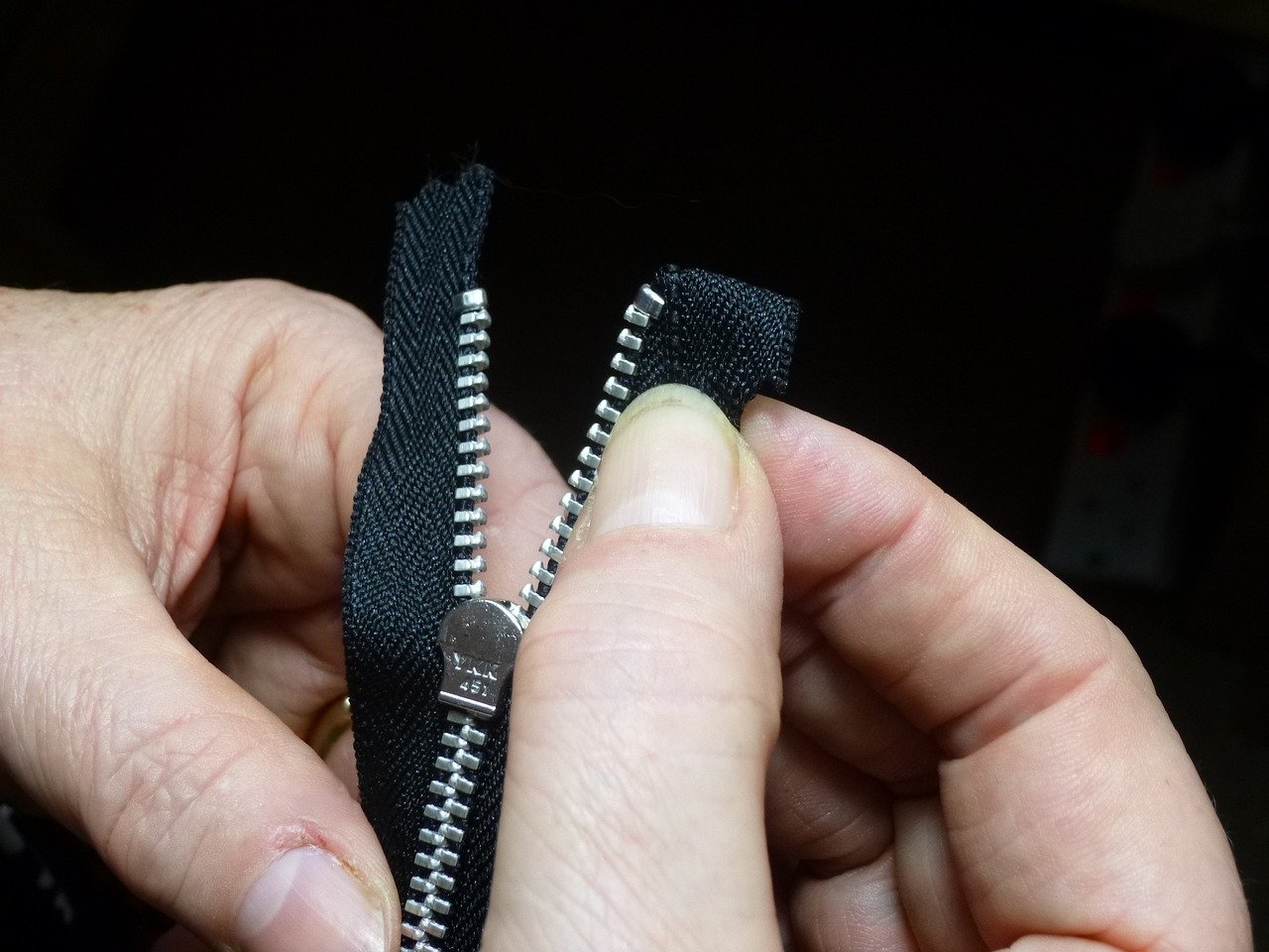 Kylie Jenner’s Emergency Zipper Solution (image credits: pixabay)