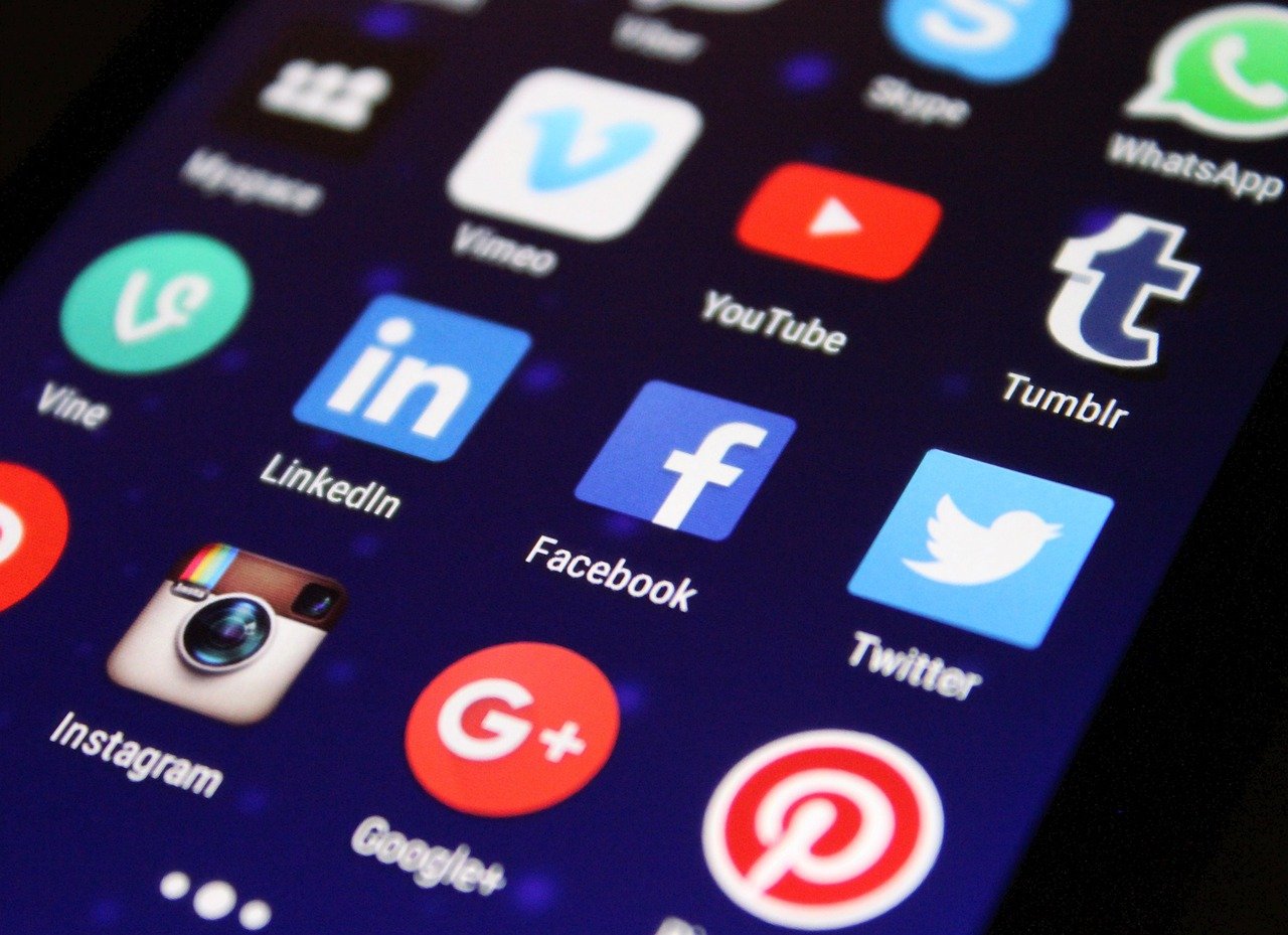 Social Media Turns Nostalgia Into a Movement (image credits: pixabay)
