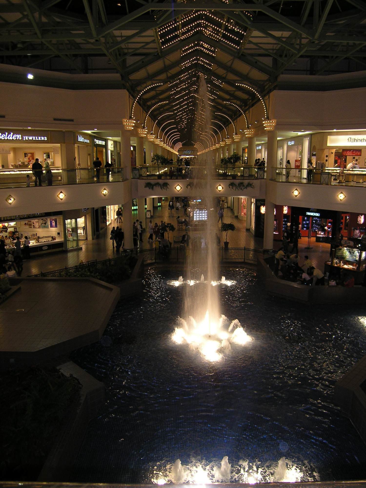 Why You Should Rediscover 90s Mall Culture This Weekend